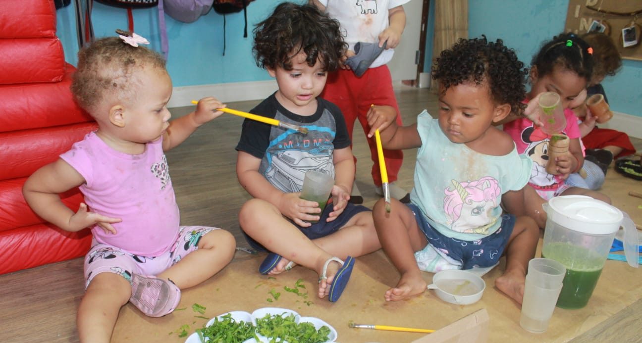 Crianças do Berçário constroem novas aprendizagens por meio da exploração da couve