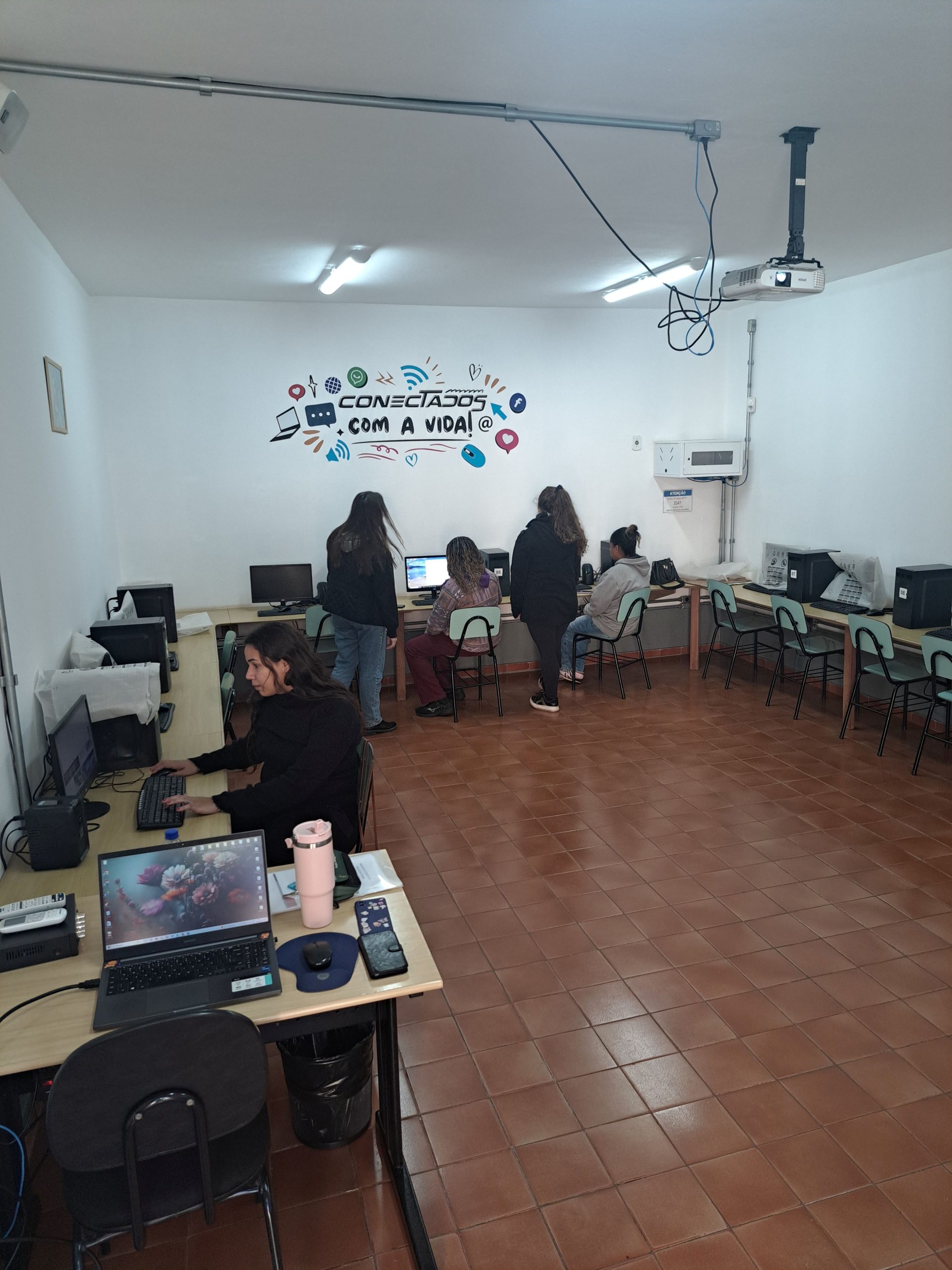 Projeto ConectaMente: inclusão digital e fortalecimento emocional na OSAF