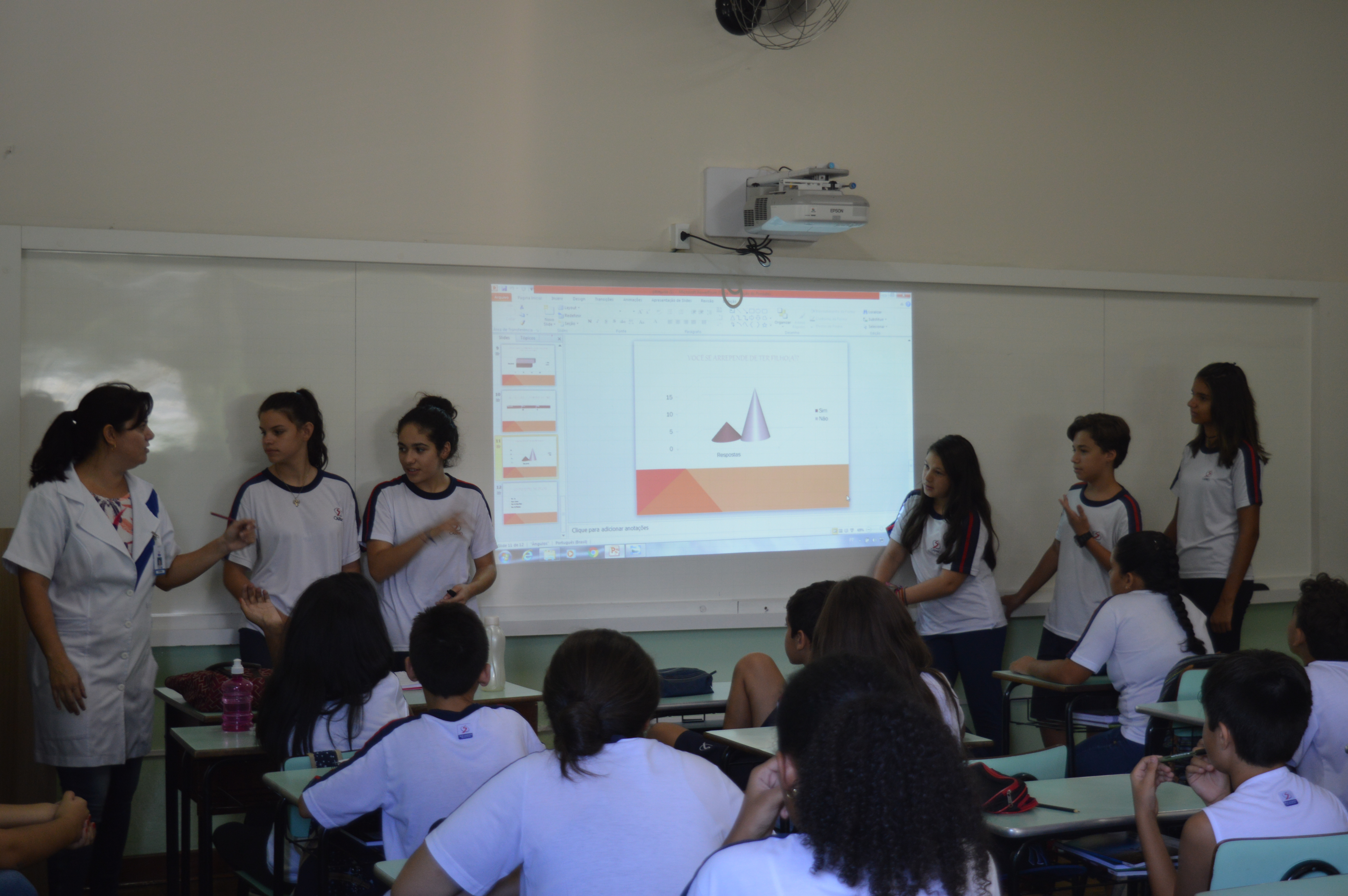 Alunos do 8º Ano criam folder informativo sobre gravidez na adolescência