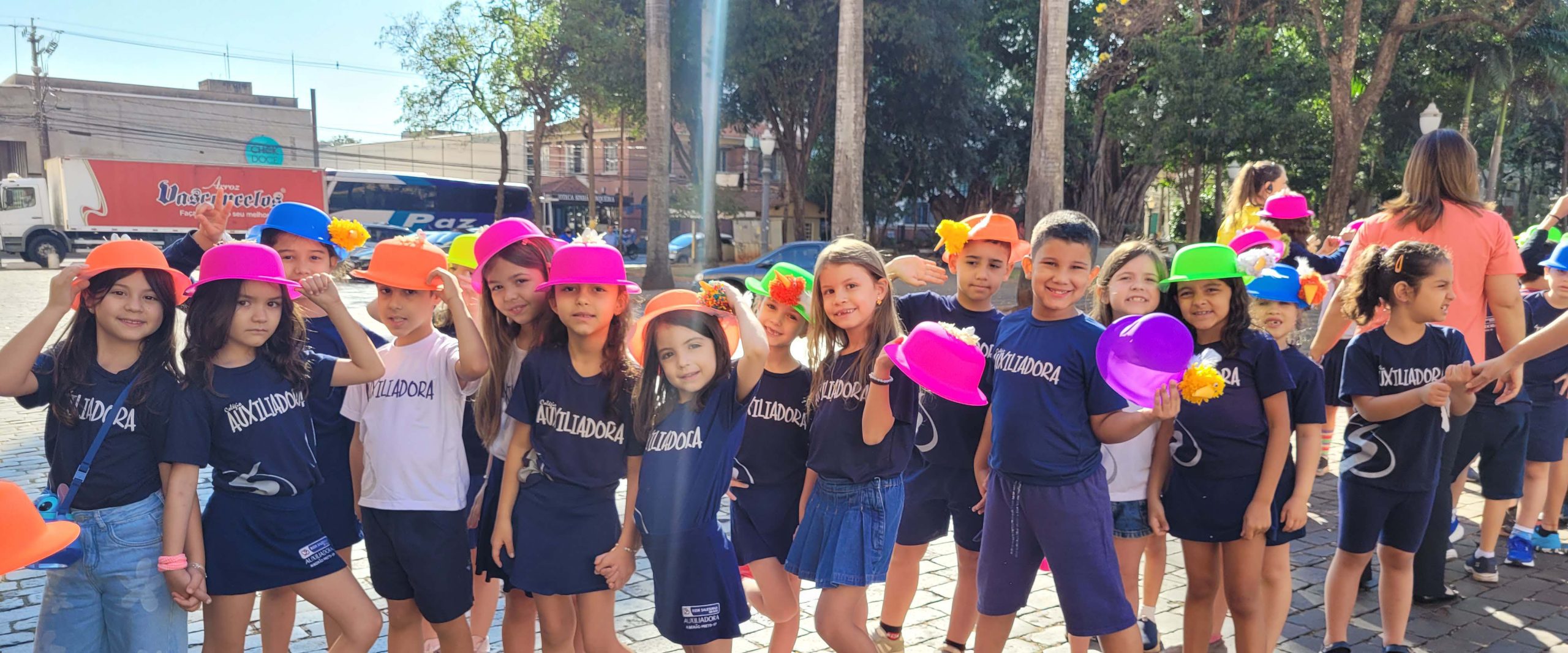 Crianças do Colégio Auxiliadora vivenciam a poesia de Manoel de Barros no Theatro Pedro II