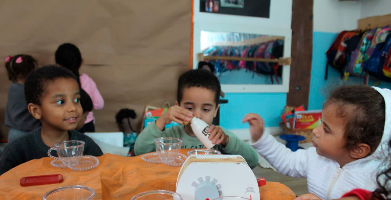 Chá da Tarde Literário promove encantamento e convivência no CEI Pingo de Gente