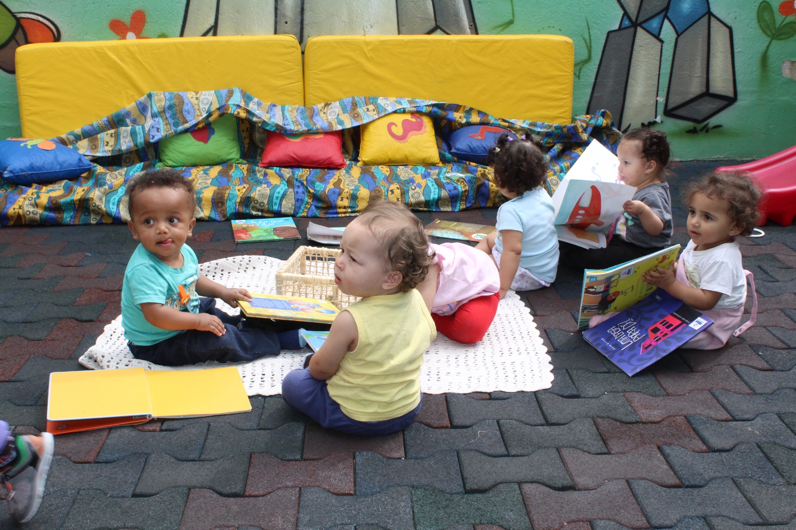 “CEI Pingo de Gente” constrói Parque Sonoro em parceria com as famílias