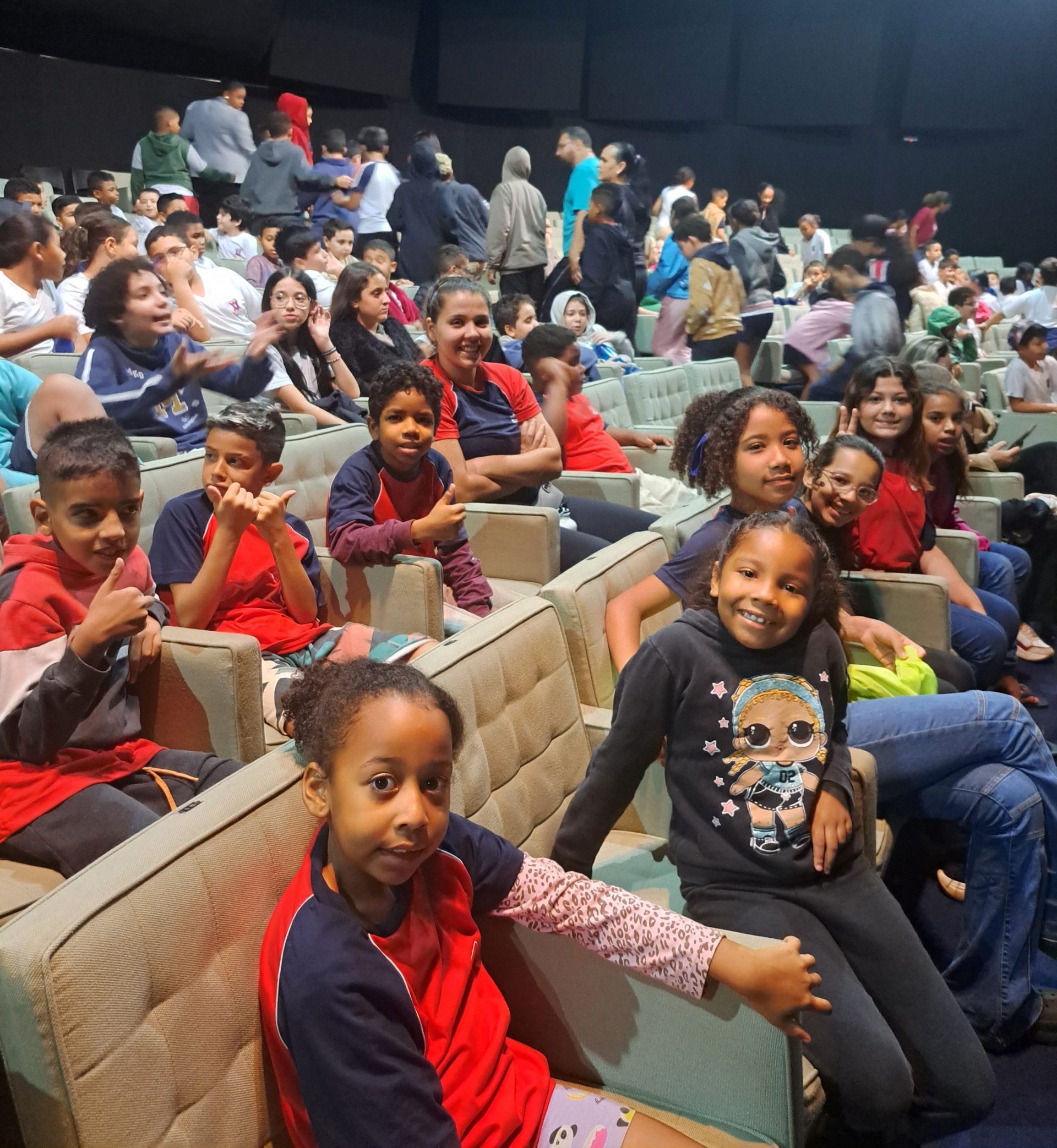 Pequenos espectadores, grandes aprendizados: OSAF leva educandos ao Teatro Estadual