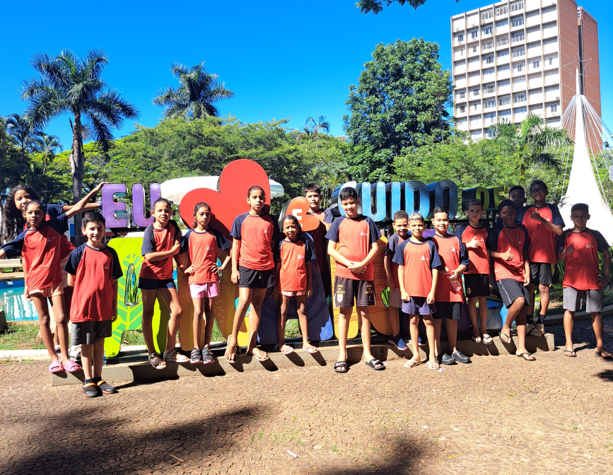 Janeiro Branco: Crianças da OSAF espalham cuidado e empatia na Praça Barão de Araras