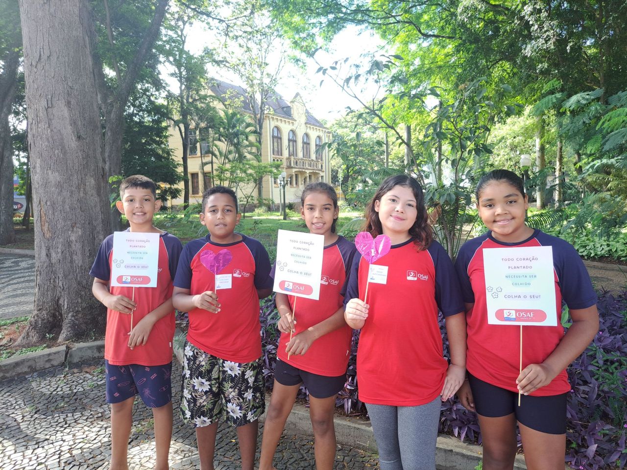 Corações que espalham amor: ação da OSAF leva emoção para o centro de Araras