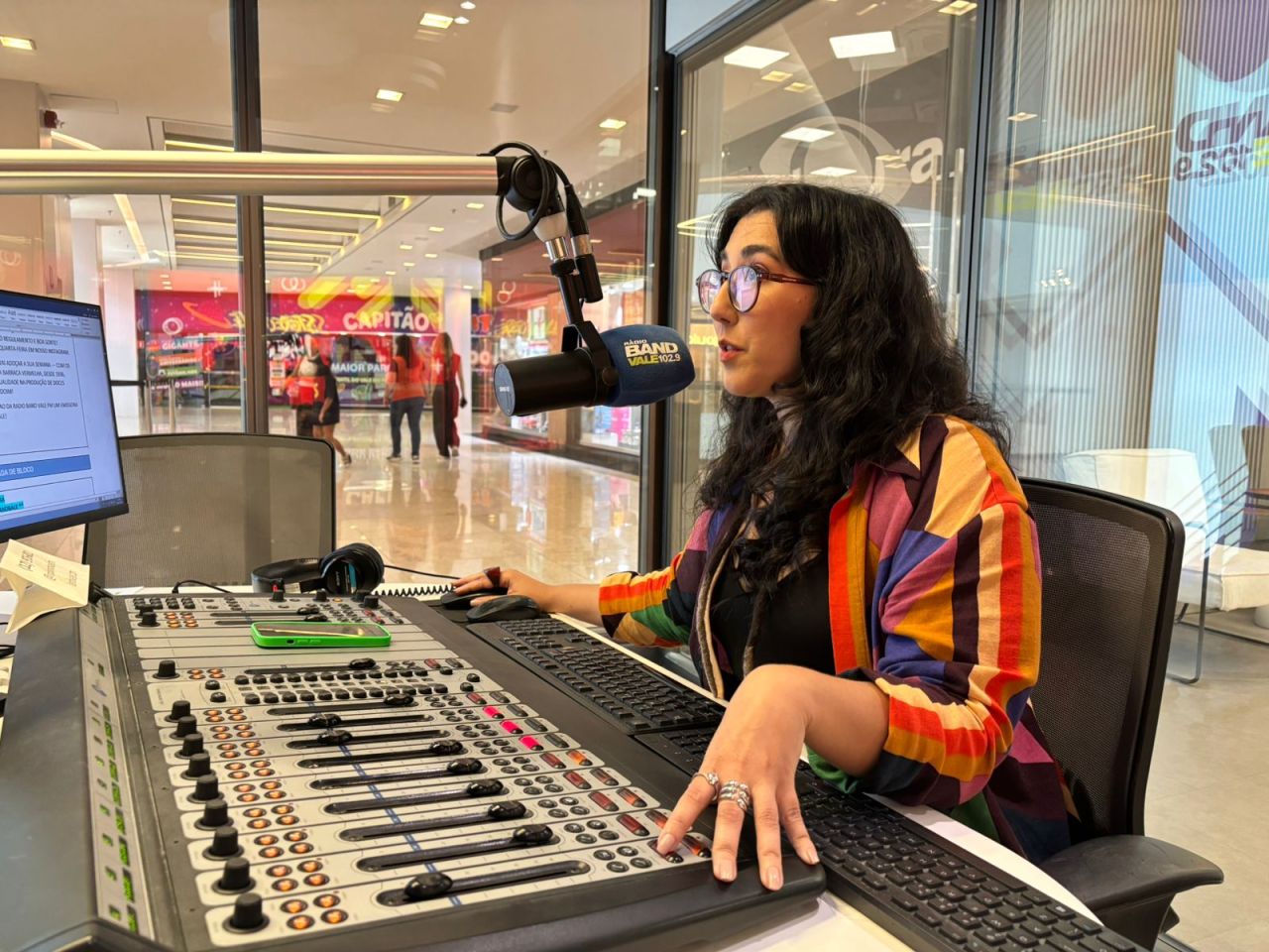 Ex-aluna do UNIFATEA se destaca na Rádio Regional e relembra formação no curso de Rádio, TV e Internet