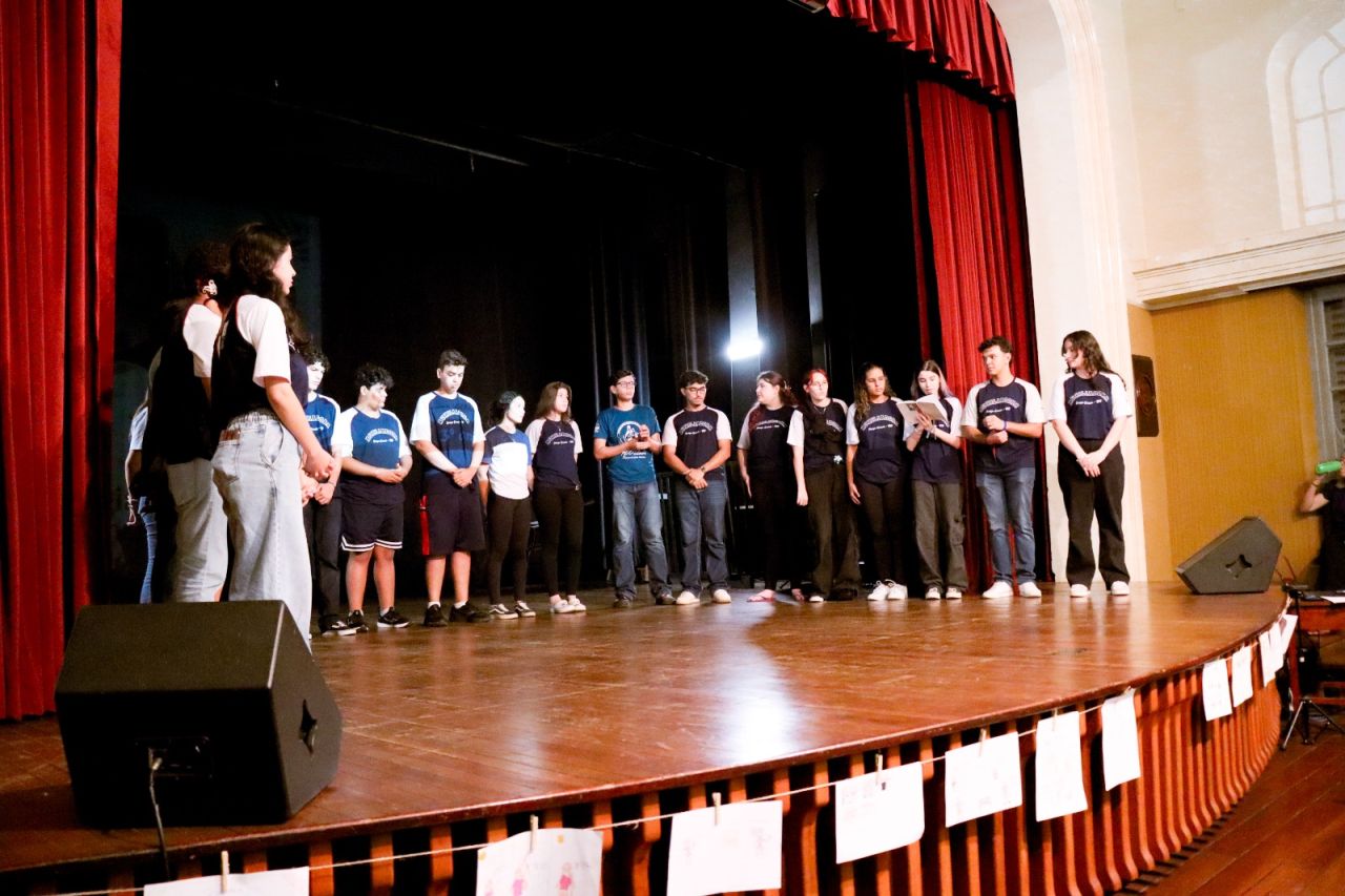 Café Literário reúne estudantes e famílias em uma noite de cultura e encantamento no Auxiliadora