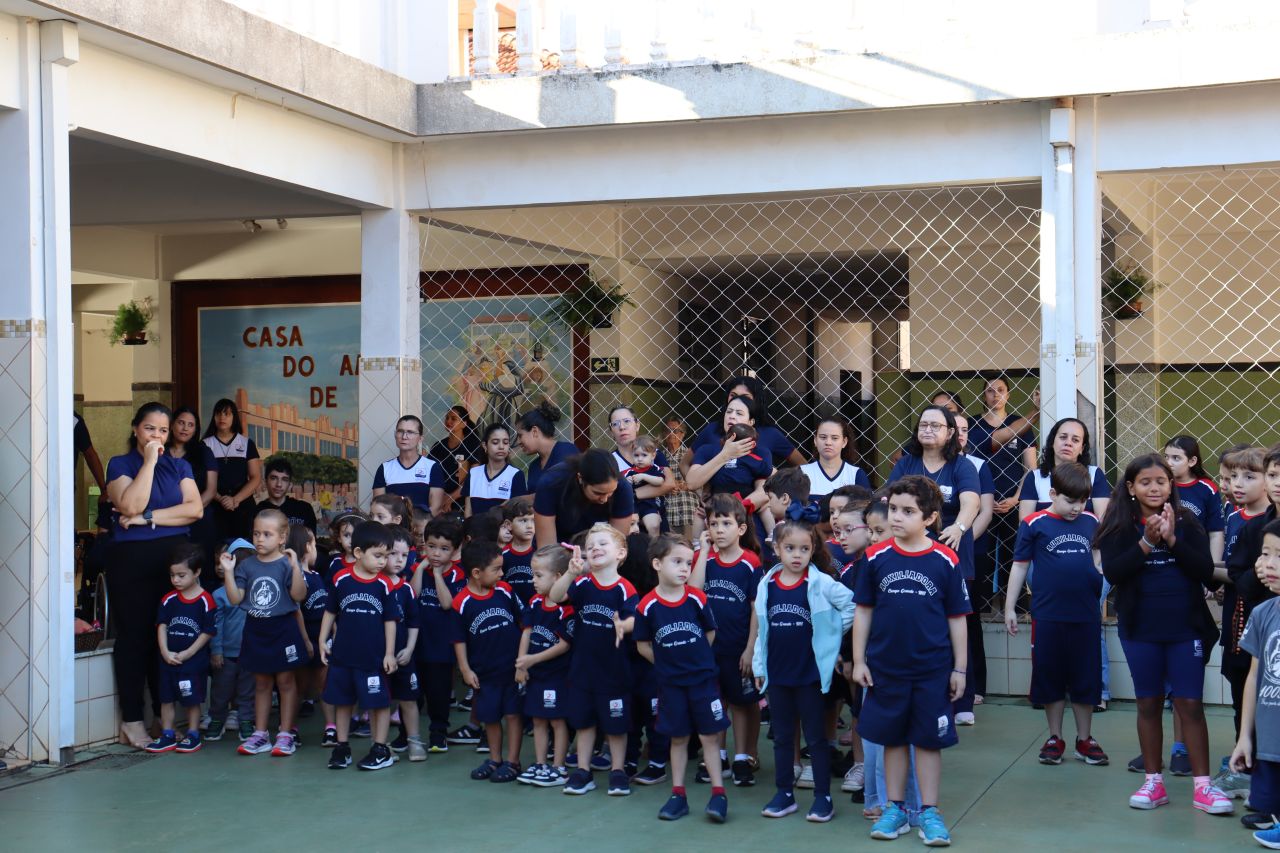 Abertura do Mês Mariano é vivenciada com fé e unidade no Colégio Auxiliadora