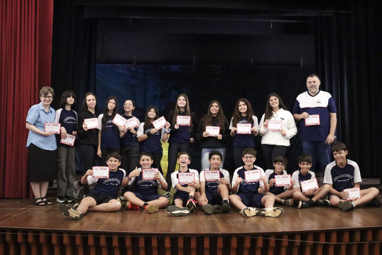 Estudantes do Auxiliadora recebem certificado após imersão bilíngue