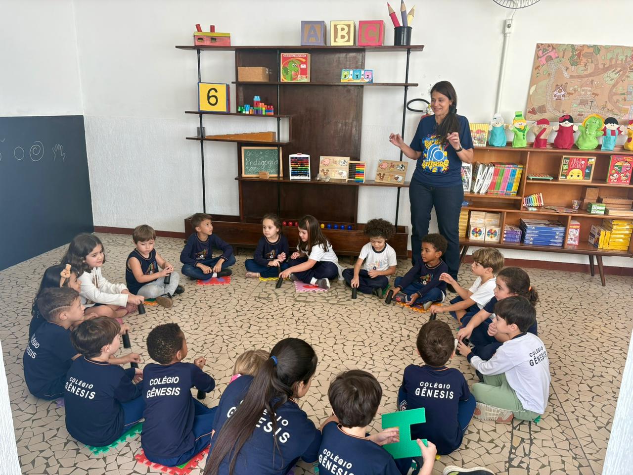 Alunas de pedagogia do UNIFATEA realizam atividades em nova brinquedoteca com crianças da Educação Infantil