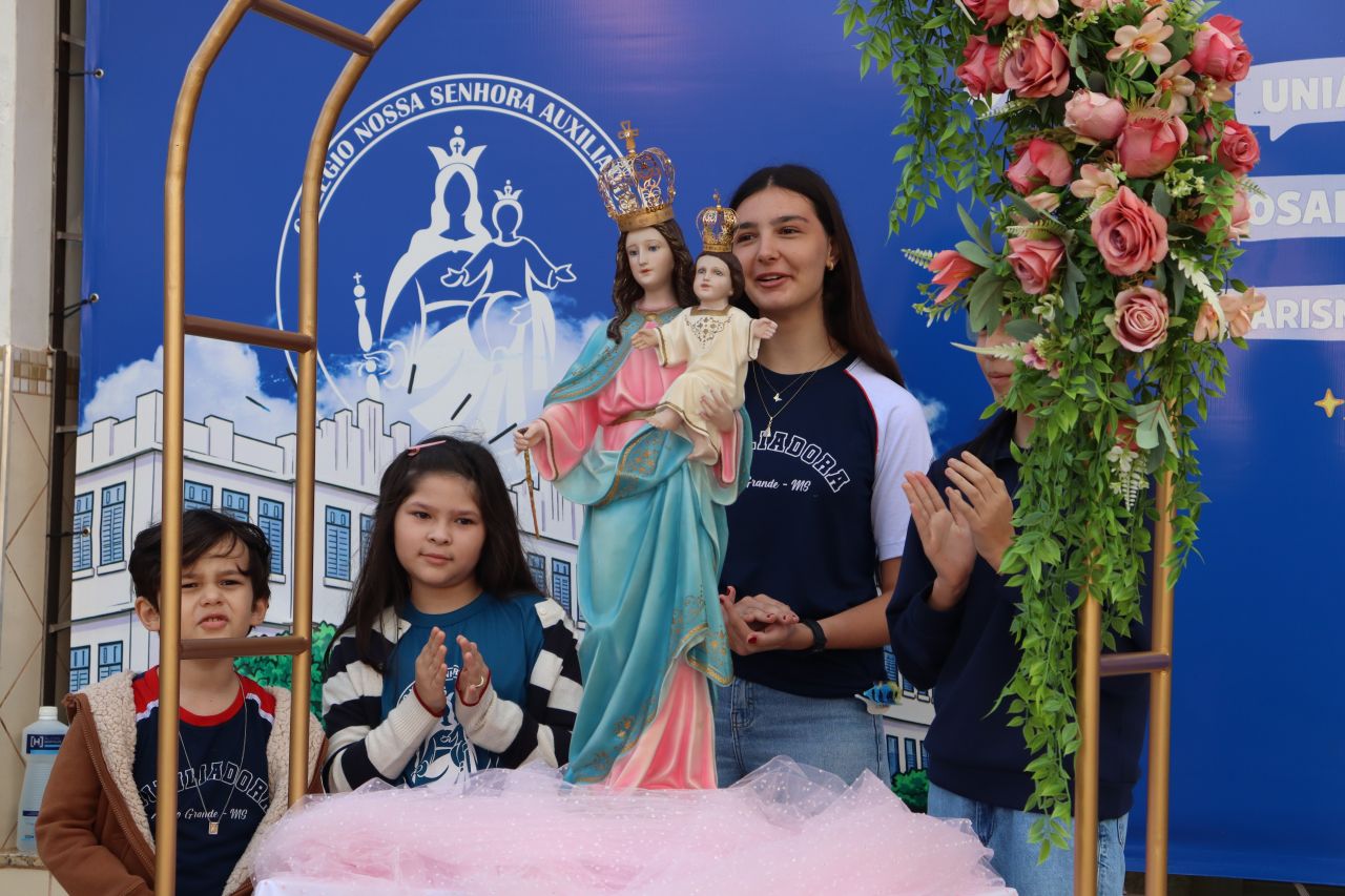 Colégio Auxiliadora encerra o Mês Mariano com queima das cartinhas, bênção especial e tradicional chocolatada