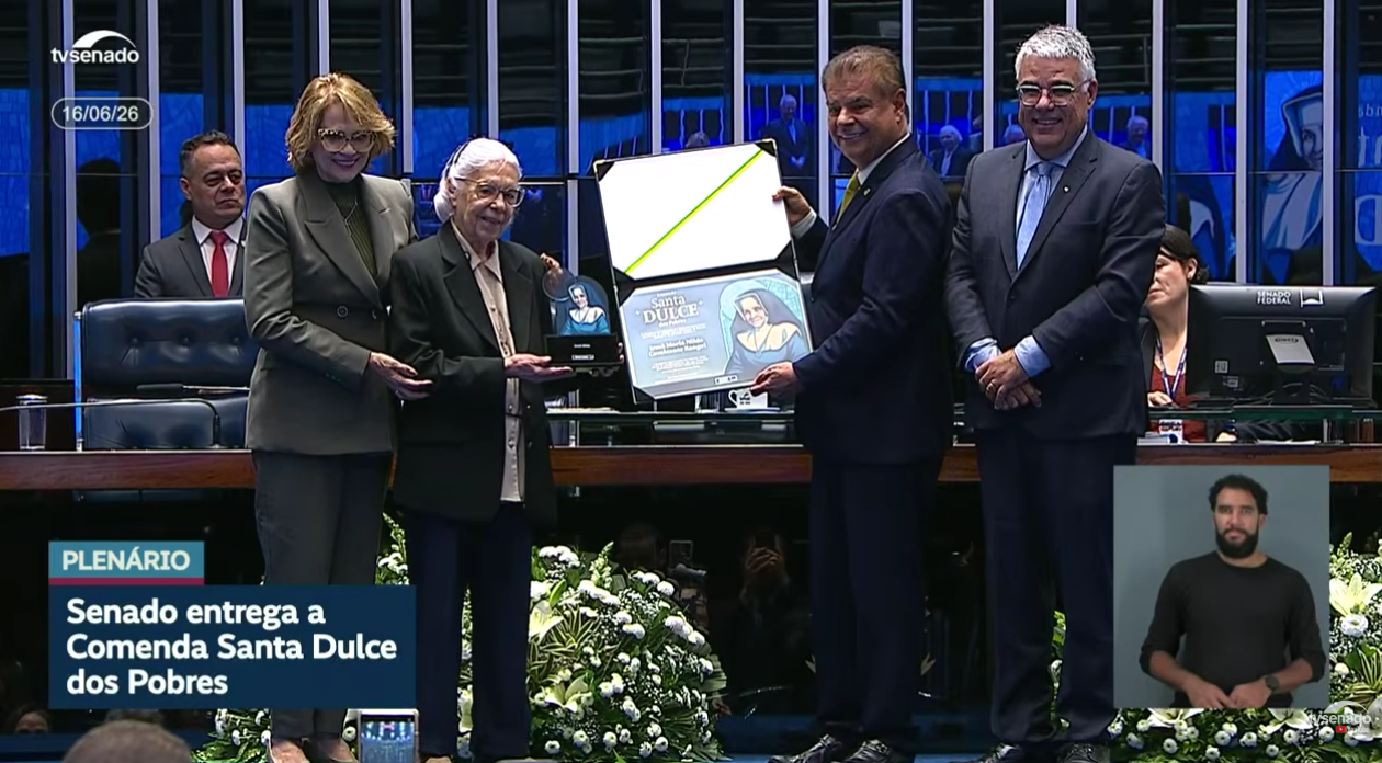 Ex-diretora do HNSA recebe Comenda Santa Dulce dos Pobres em homenagem no Senado Federal