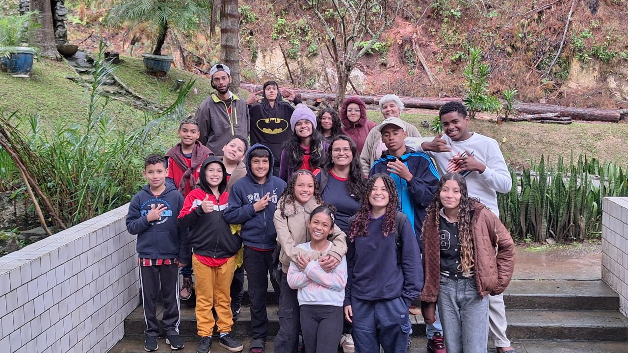 Vivência intergeracional aproxima educandos e idosos no Lar Mãe da Providência