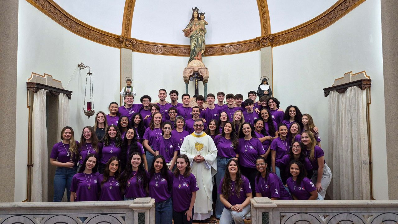 Preparados para evangelizar, jovens do Colégio Auxiliadora iniciam Semana Missionária com celebração de envio