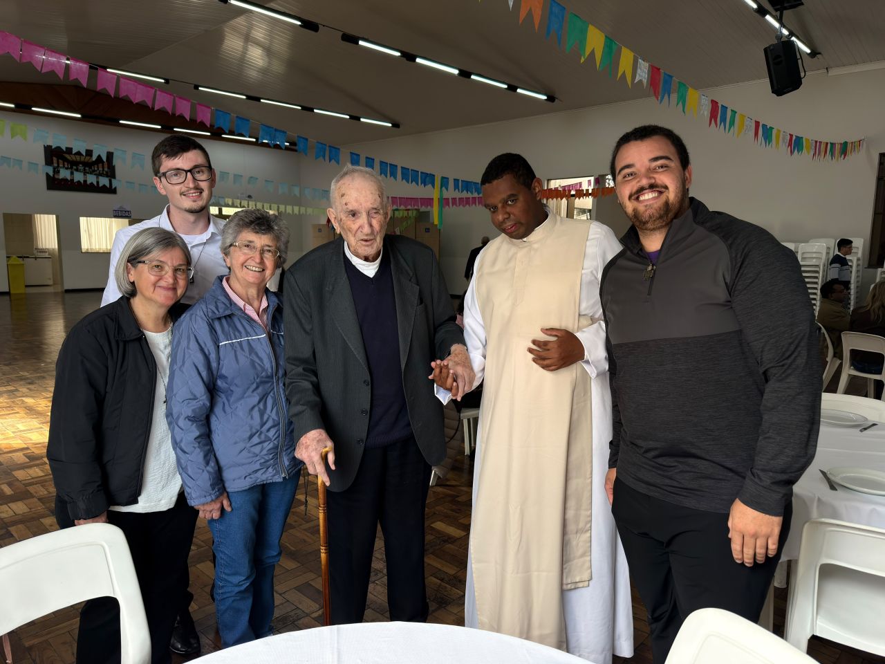 Irmãs Salesianas participam do Jubileu Sacerdotal de Dom Giovanni Zerbini