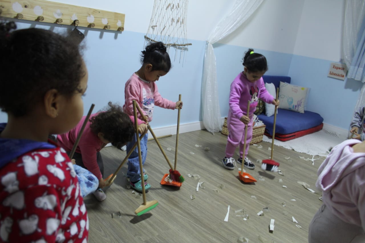 Pequenos gestos, grandes aprendizados: crianças transformam a brincadeira em cuidado