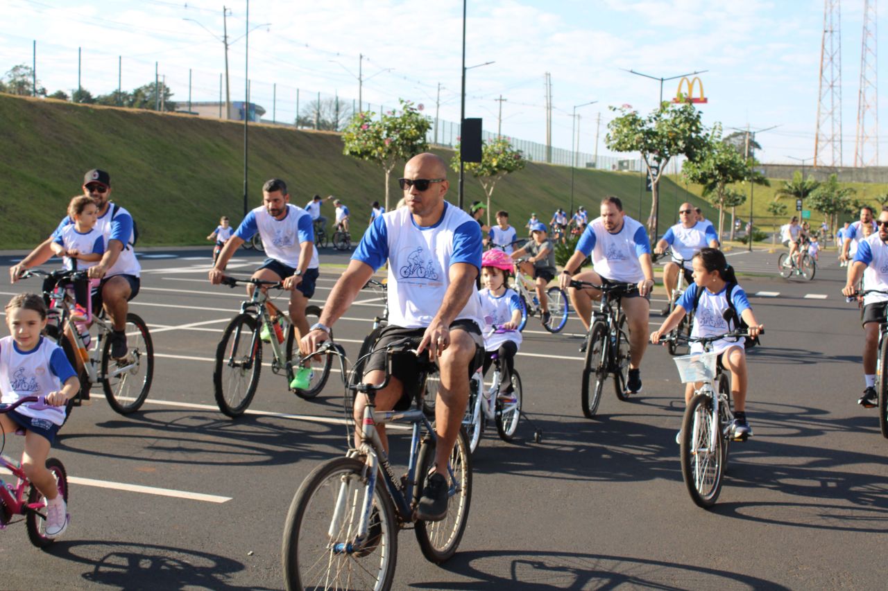 Dia dos Pais reúne famílias do Auxiliadora em manhã de pedalada e caminhada