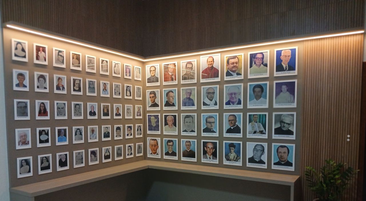 Galeria de fotos na Igreja Santo Antônio, em Massaranduba (SC), é reformada e se torna memorial de vocações