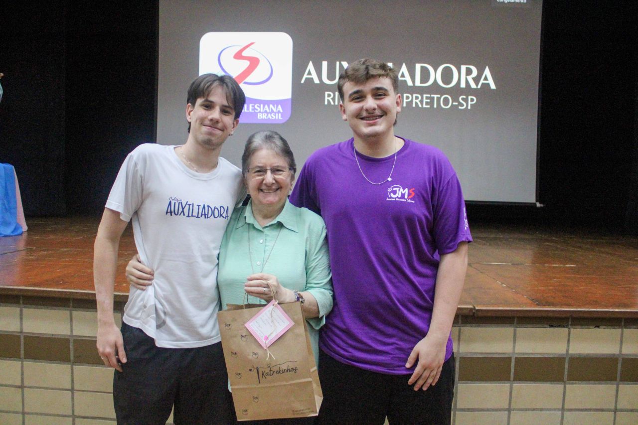 Visita de Irmã Alaíde Deretti ao Colégio Auxiliadora destaca a construção da paz e a missão de educar