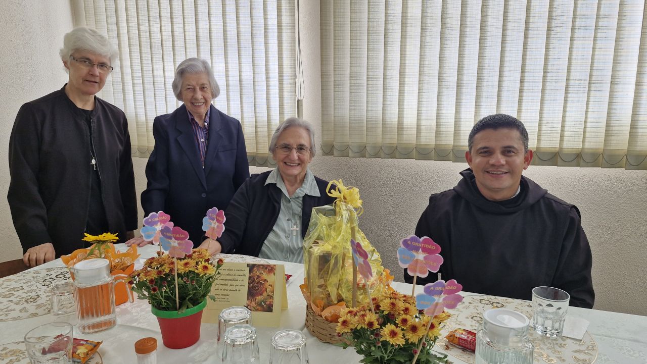 Entre abelhas, colmeia e mel: uma comunidade que celebra a gratidão