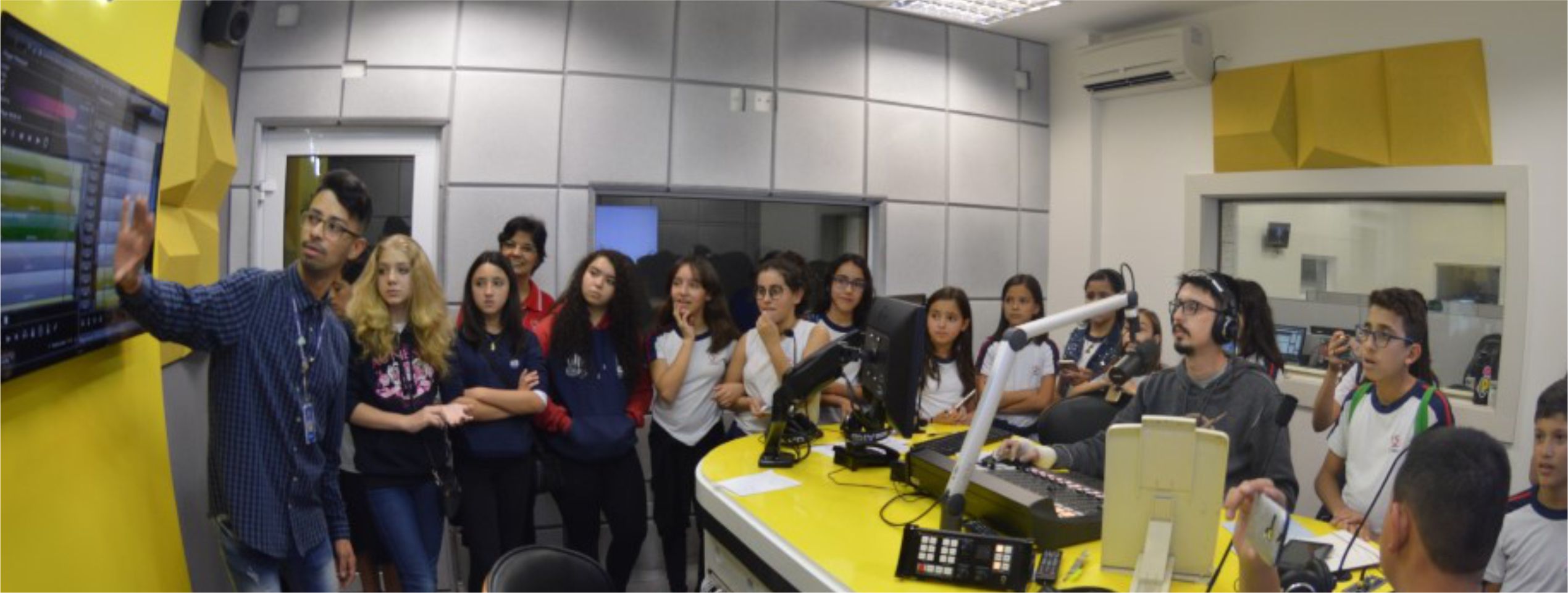 Alunos de Projeto Educomunicativo realizam visita monitorada na Rede Aparecida de Comunicação