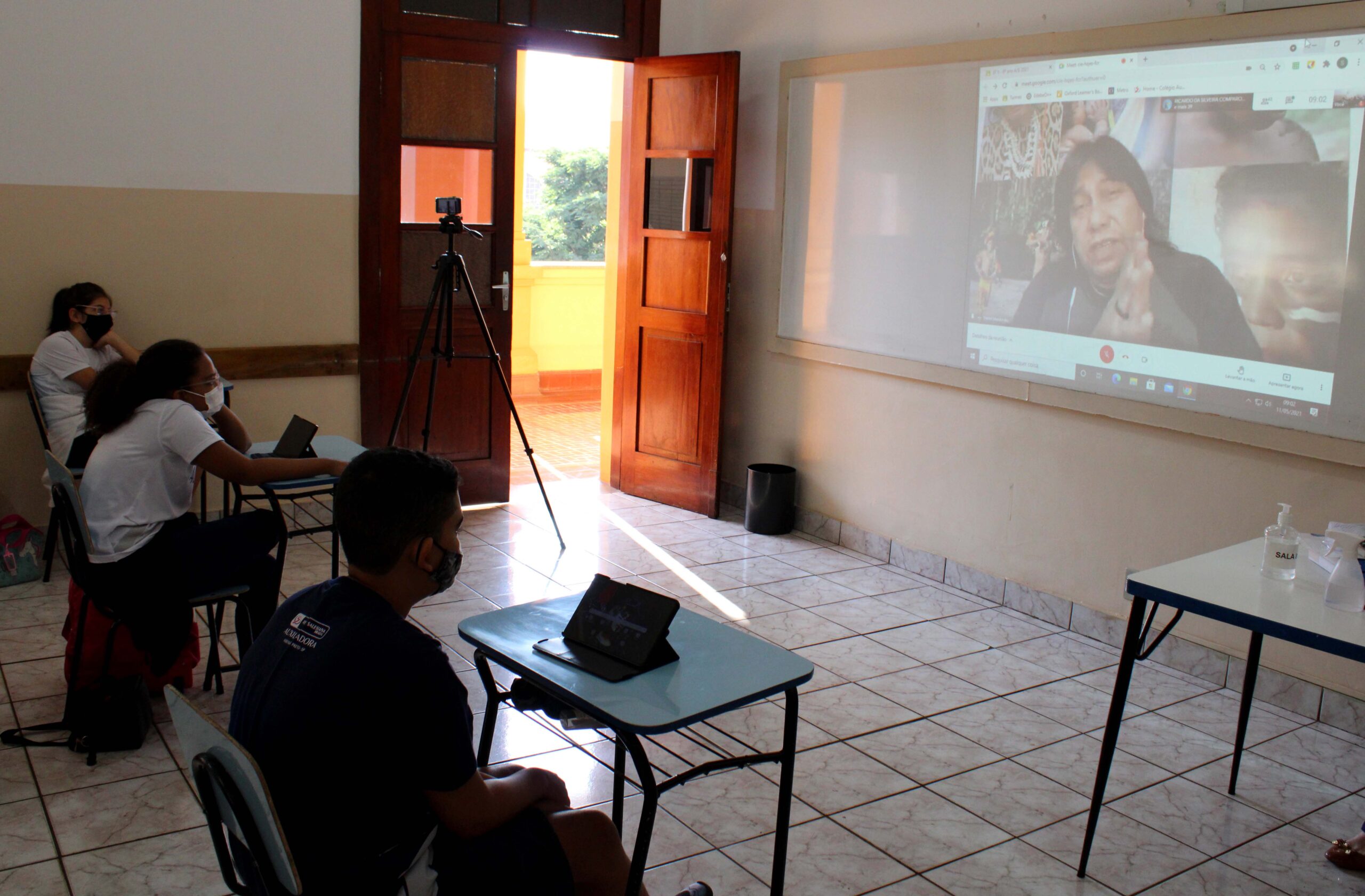 Alunos do Colégio Auxiliadora fazem videochamada com renomado escritor indígena
