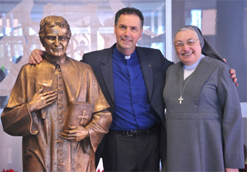 Madre Yvonne Reungoat encontra Reitor-Mor Dom Ángel Fernández Artime pela primeira vez