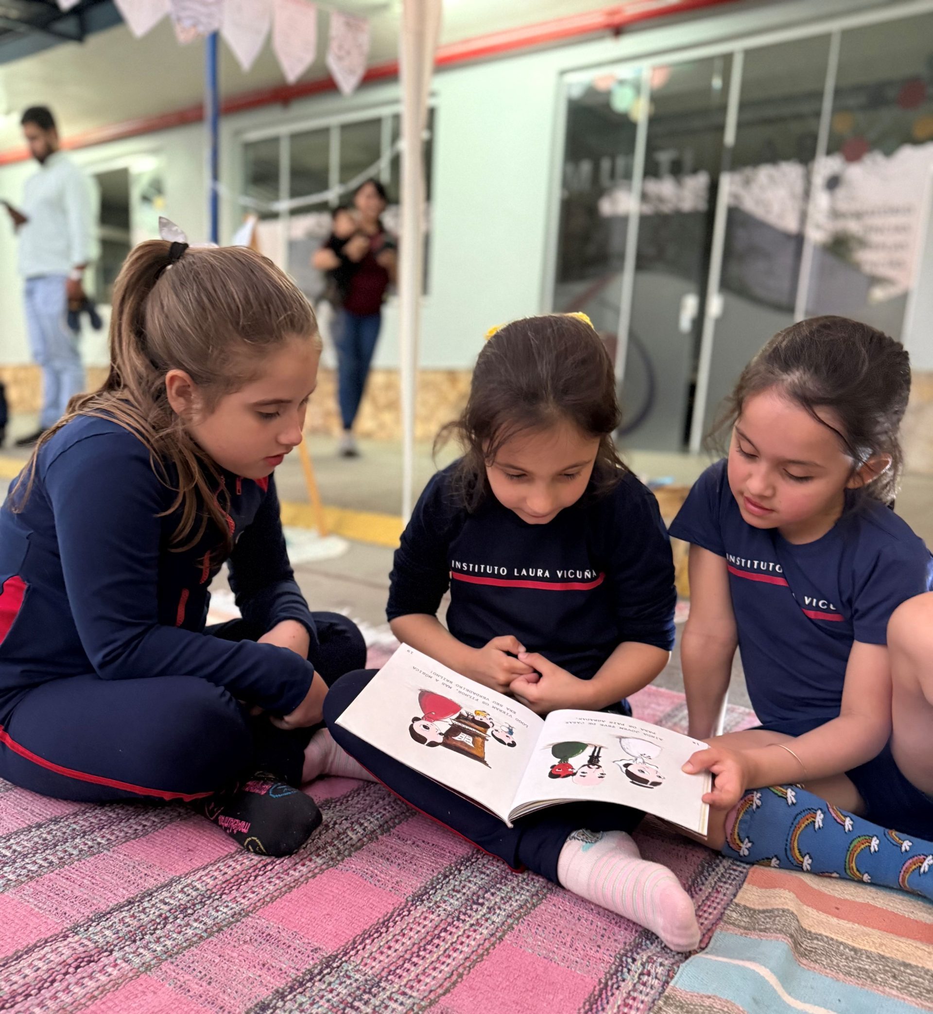 Entardecer Literário reúne crianças, educadoras e famílias