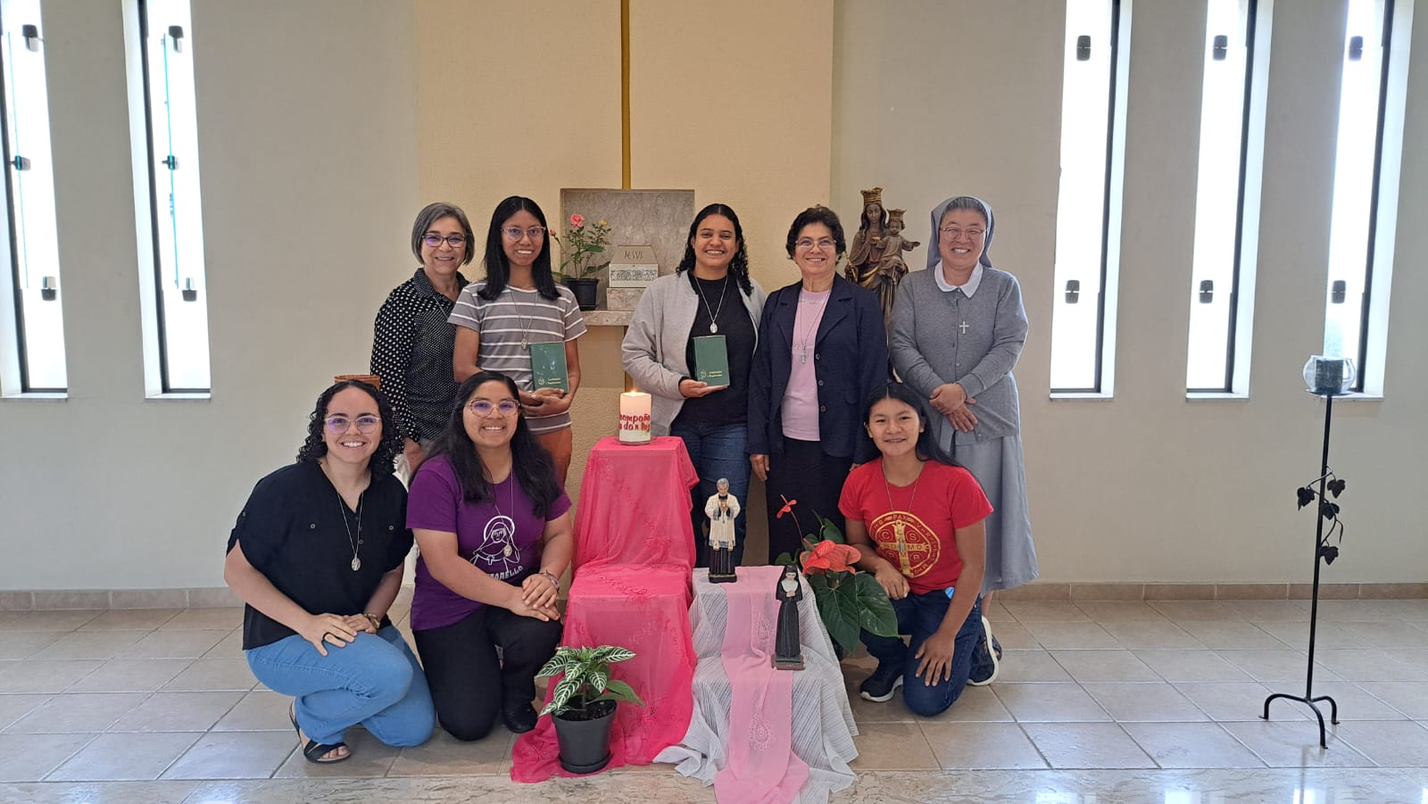 Jovens recebem as Constituições das Filhas de Maria Auxiliadora e iniciam período oficial de estudos e formação