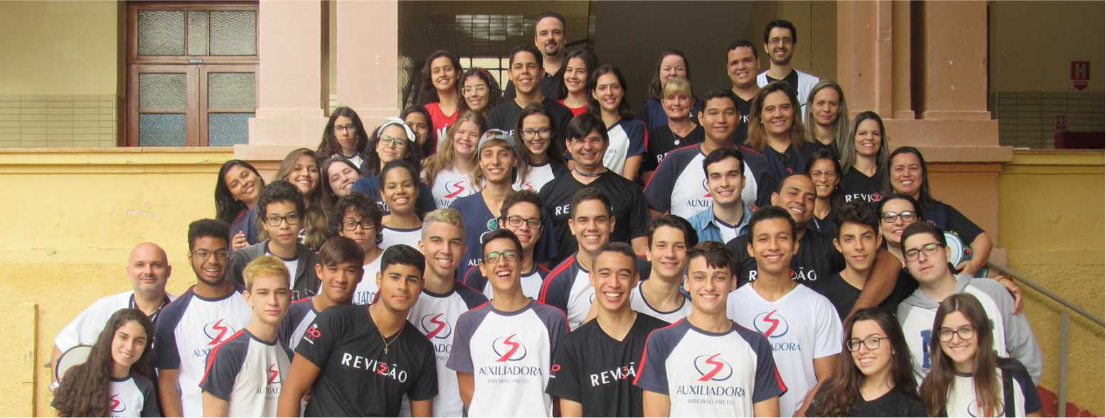 Equipes do Colégio Auxiliadora “invadem” sala de aula e surpreendem vestibulandos