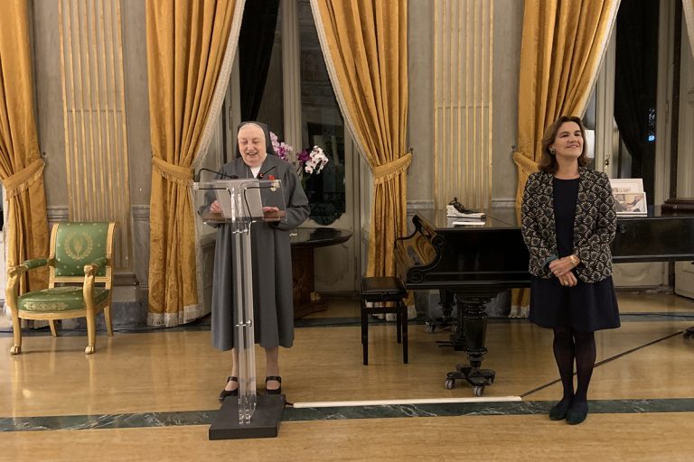 Madre Yvonne Reungoat recebe a homenagem de Oficial da Legião de Honra