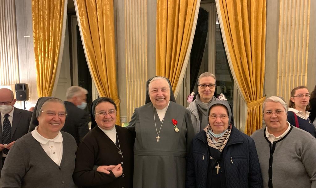 Madre Yvonne Reungoat recebe a homenagem de Oficial da Legião de Honra