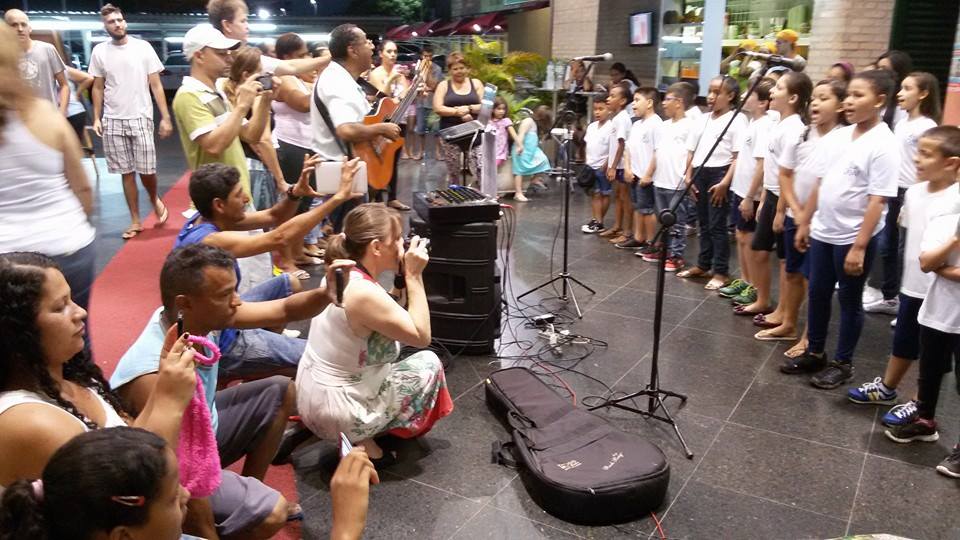 Alunos da OSAF realizam apresentação no Hipermercado